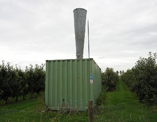 Черкаська компанія знайшла недорогий спосіб захистити від граду яблуневі насадження